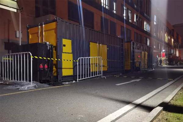 鄂城柴油发电机组的输出电压是如何调节的？